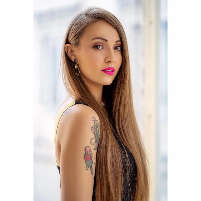 Ania J.