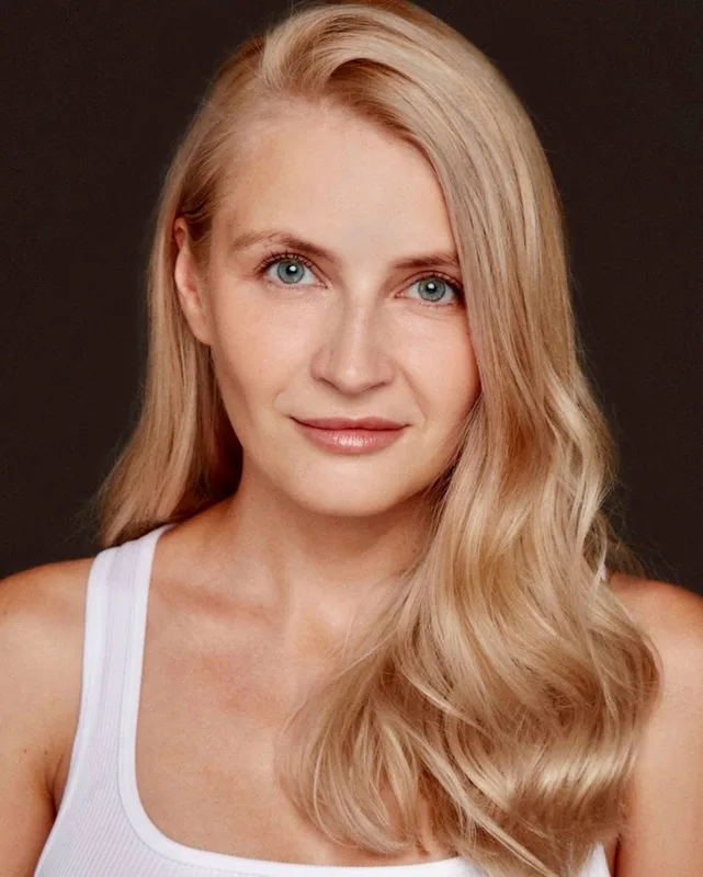 Eva J.
